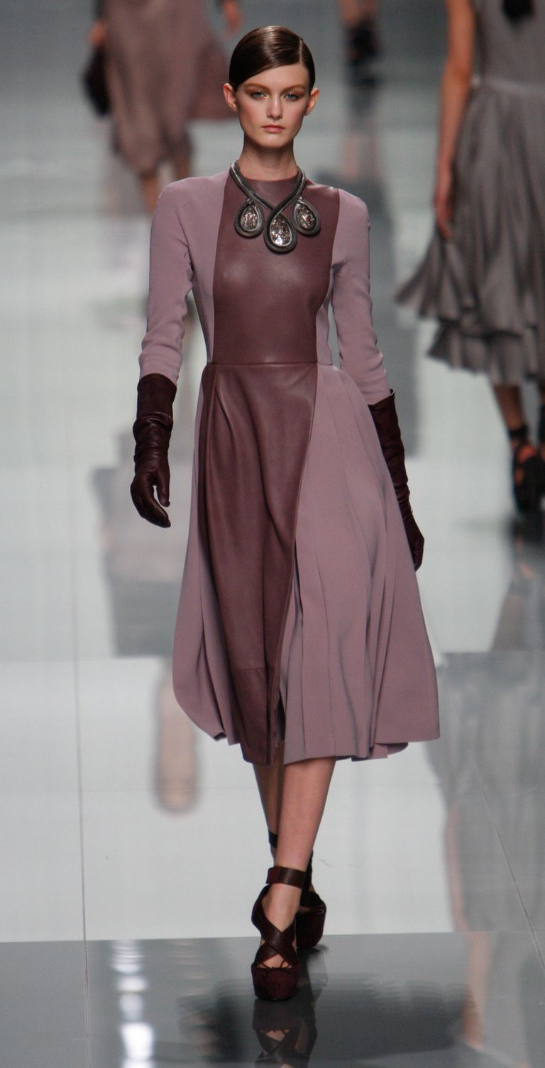 <p>Si te van más los <i>outfit</i> con aire <i>lady</i> fíjate en este bicolor de Dior. <strong>¿La clave?</strong> Llevar los zapatos y guantes en el mismo tono.</p>