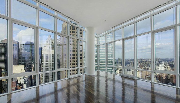 <p>La casa, que dispone de un salon triangular, tiene unas vistas increíbles sobre Manhattan. Las paredes acristaladas permiten disfrutar de la ciudad a lo grande.</p>