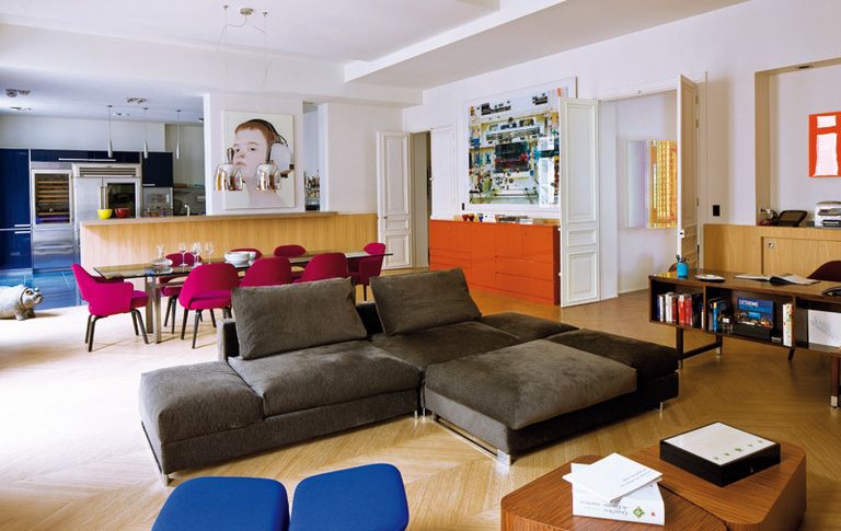 <p>Un único espacio acoge la cocina, con un cuadro de Katinka Lampe; el comedor, con un mueble de Hiroyuki Tsugawa, y encima, la foto “Melting Point Toyota”, de Stéphane Couturier, y el salón, con el sofá <i>Moving,</i> de Arketipo.</p>