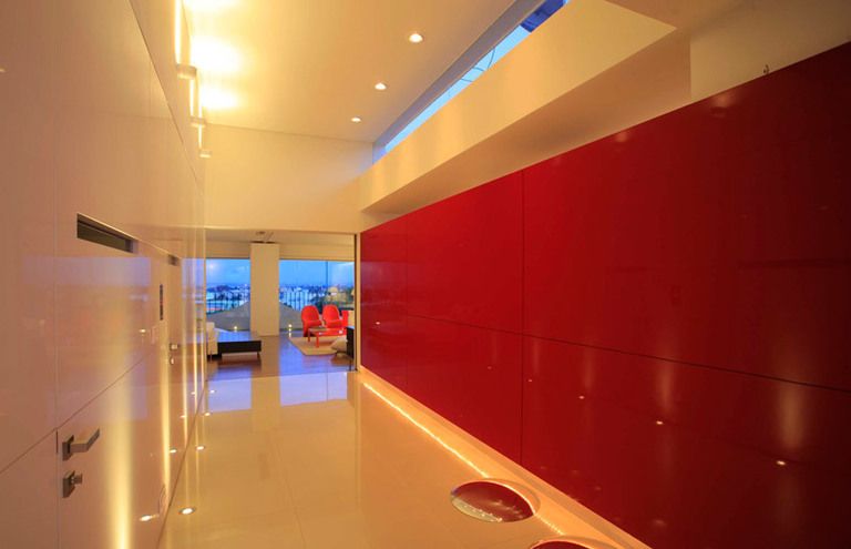 <p>El proyecto, firmado por el prestigioso arquitecto mexicano Jorge Luis Hernández Silva, se llama penthouse PPDG, un ático versátil y modular en el que predominan el rojo y el blanco.</p>