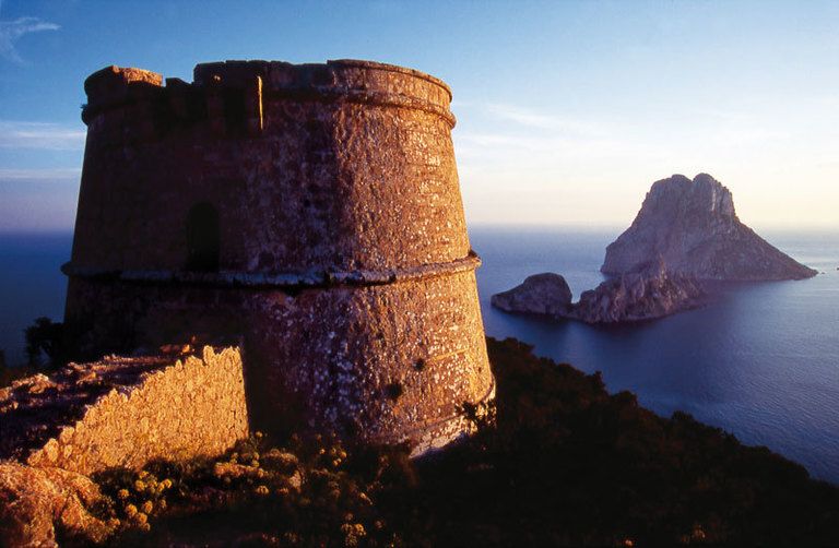 <p>
«Existe un lugar en Ibiza con magia, alejado de los ruidos de la ciudad y casi desierto. Se llama Torre del Pirata y es un mirador que se encuentra a 200 metros de altura entre el mar y el cielo». Álvaro Luengo, Editor Web Actualidad. <br /><strong>Coordenadas:</strong> Las vistas desde este acantilado en San José, Ibiza, frente al islote de Es Vedrá, son únicas. Te gustará el hotel Hacienda Na Xamena.</p>
