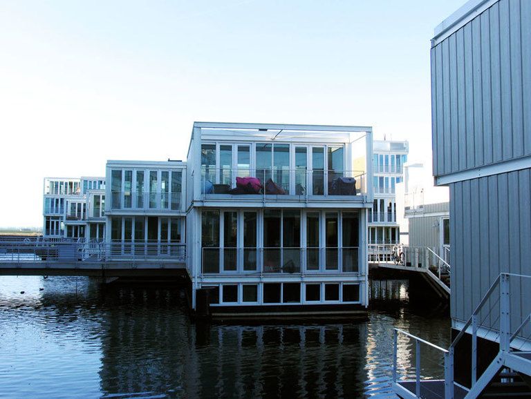 <p>Al igual que el resto de Amsterdam, este barrio puede presumir de saber convivir de manera perfecta y armónica con el agua.</p>
