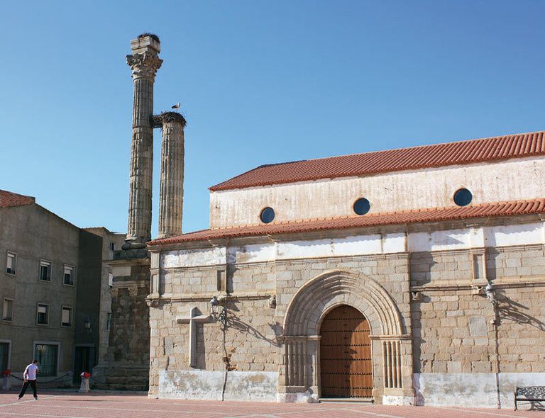 Iglesia parroquial y Dystilo de Trajano.