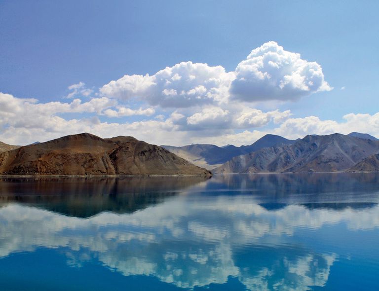 <p>Al lago Pangong Tso, en el Himalaya, se llega por carretera desde la ciudad india de Leh. Si como a Charlotte Gainsbourg en Melancolía te inquieta este momento apocalíptico que vivimos, es el lugar donde encontrar la paz.</p>