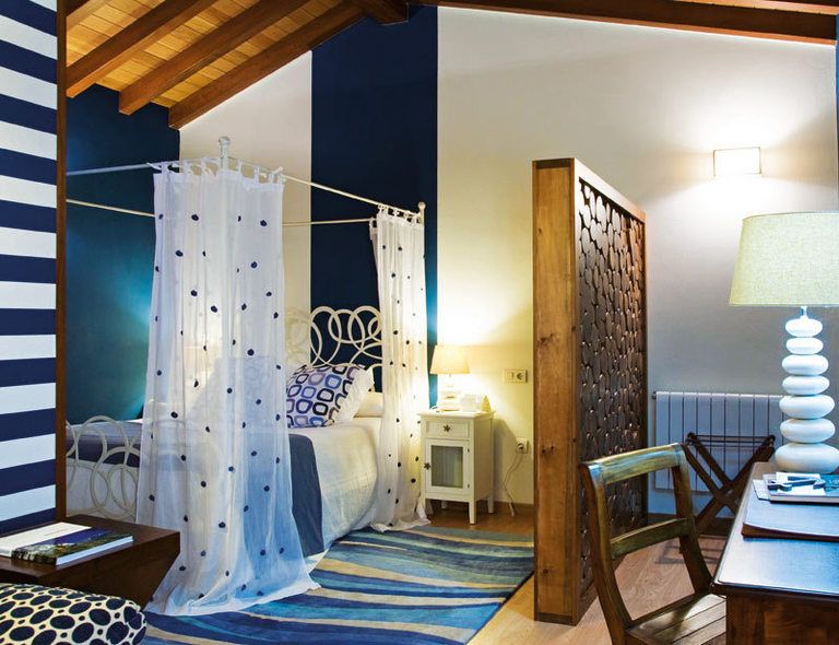 <p>La playa y el mar también se disfrutan en el norte de la Península, aunque de otra manera. Por ejemplo, si lo que quieres es vivir el aire marinero de la costa asturiana, alójate en <a href="http://www.hotelpleamar.com" target="_blank">Pleamar</a> (Tél.&nbsp;985 64 88 66), un pequeño hotel de 9 habitaciones en la bonita villa costera de Puerto de Vega, en el concejo de Navia. Las estancias, con vistas a los campos y al mar, su decoración marinera –cada habitación tiene un nombre de pez–, los desayunos caseros y una acogedora terraza para ver las puestas de sol son algunos de sus atractivos. Quédate por 90 euros la doble (75 euros en temporada baja), sin desayuno. De otro estilo, pero también de calidad, <a href="http://www.lasrocashotel.com" target="_blank">Secortel Las Rocas Playa</a> (Tél.&nbsp;942 86 04 00), en Castro Urdiales (Cantabria) es un moderno 4* con un completo abanico de servicios: restaurante, internet, salones para reuniones… Y lo mejor: su ubicación al pie de la playa de Brazomar, cerca del paseo marítimo y con unas fantásticas vistas. Desde 79 euros, la habitación doble. <i>En la foto, habitación del hotel Pleamar.</i></p>