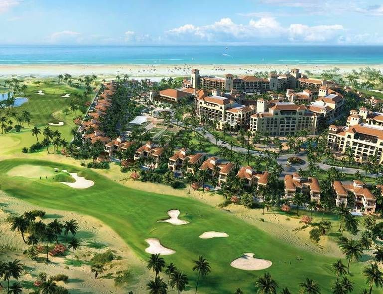 <p>Este espléndido resort de Abu Dhabi deslumbra desde su inauguración, hace tan solo medio año, por sus inmensas dimensiones. Cuenta con 377 cuartos y suites (desde 203 euros), 7 restaurantes, 6 piscinas, campo de golf, un club deportivo con más de 3.000 m2 y el magnífico Iridium spa. Es un establecimiento pensado para realizar todos tus sueños, y donde reina la proverbial hospitalidad árabe.&nbsp;<a href="http://www.starwoodhotels.com/" target="_blank">www.starwoodhotels.com</a>.</p>