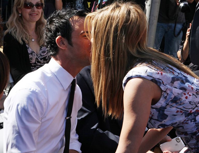 <p>Jennifer no dudó en mostrar lo mucho que quiere a Justin y le dio un beso delante de todo el mundo.</p>