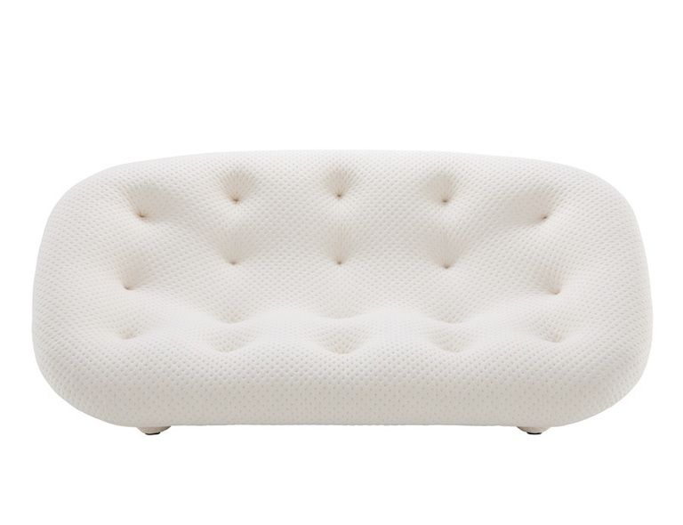 <p>Las curvas marcan el sofá Ploum, 3.121 €, en tela elástica. De los Bouroullec para Ligne Roset.</p>