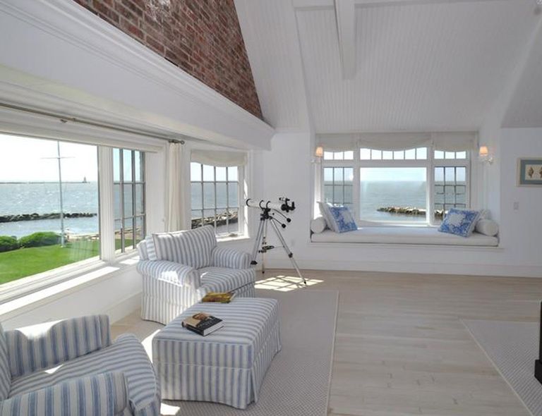 <p>Un enorme ventanal situado en la habitación principal permite disfrutar del mar desde la cama.</p>