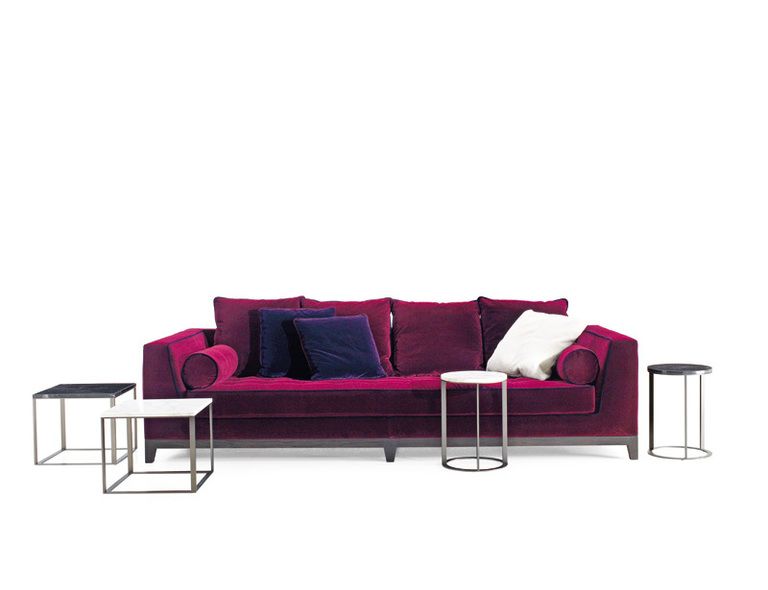 <p>El sofá Lutetia, en terciopelo, tiene un cojín único como asiento, de Maxalto, 4.750 €.</p>