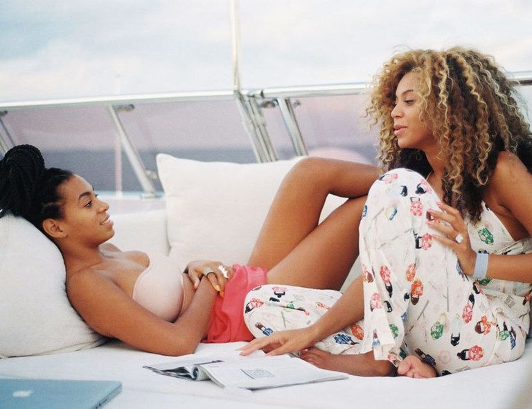 <p>En esta imagen, Beyoncé comparte confidencias con su hermana <strong>Solange Knowles</strong>.</p>