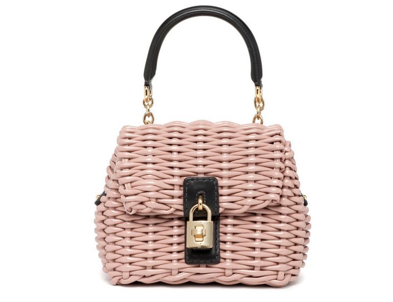 <p>Nos ha encantado este bolsito tan lady de <strong>Dolce &amp; Gabbana</strong> en rafia rosa palo con cierre de candado dorado. Súmalo a tu armario por 1.090 €</p>