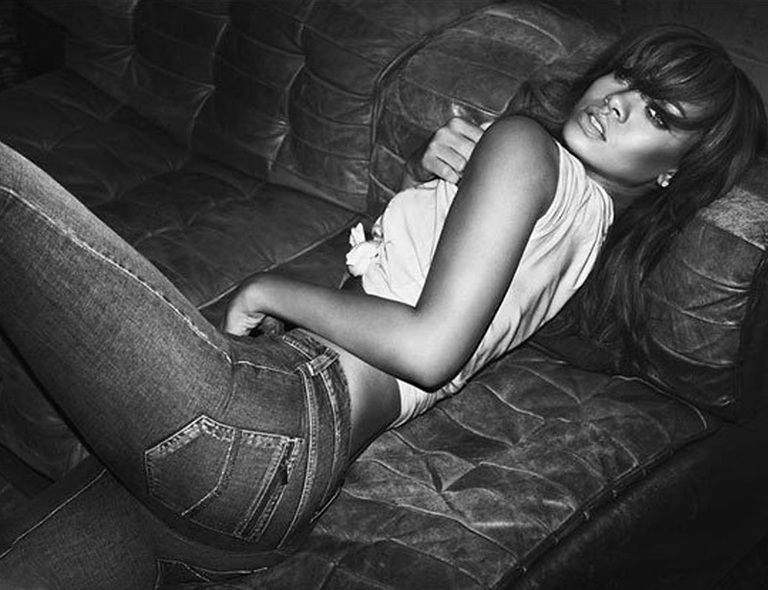 <p>Cada una de las fotografías tienen una gran carga erótica. Rihanna es pura sensualidad.</p>