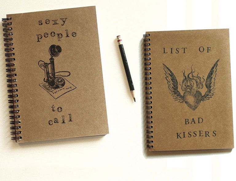 <p>Compra estos dos cuadernos: <strong>List of bad kissers</strong> (Lista de los que besan mal) y <strong>Sexy People to Call</strong> (Gente sexy a la que llamar) y sobre todo, nunca confundas una con otra. 9.50 € cada uno en <a href="http://www.etsy.com/shop/BrownBooks?ref=seller_info" target="_blank">Brown Books.</a></p>