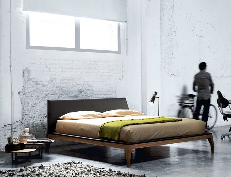 <p>La cama Bell, de Treku, combina una estructura de nogal con cuero, 1.681,50 €. </p>