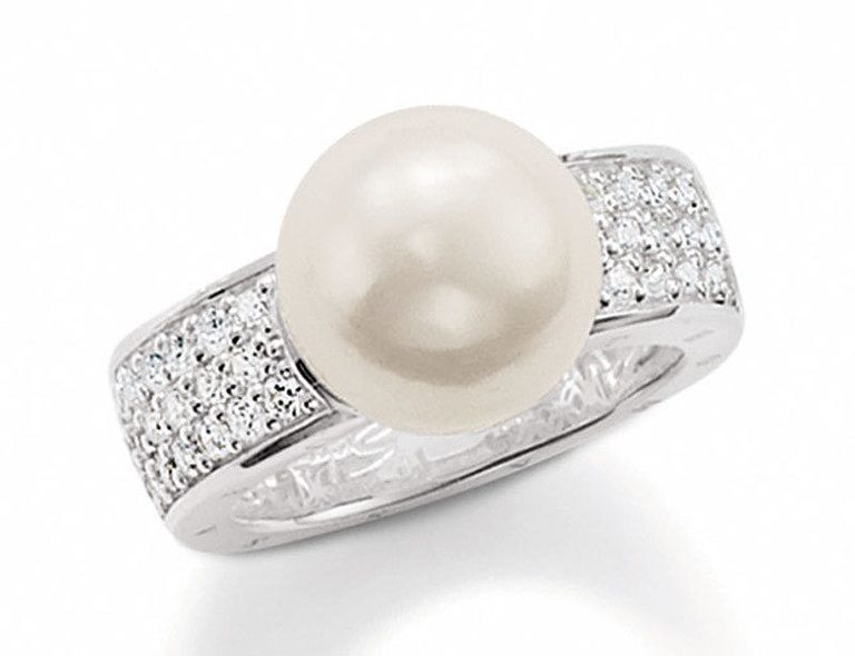<p>Anillo de plata con perla (169 €) de <strong>Thomas Sabo</strong>.</p>