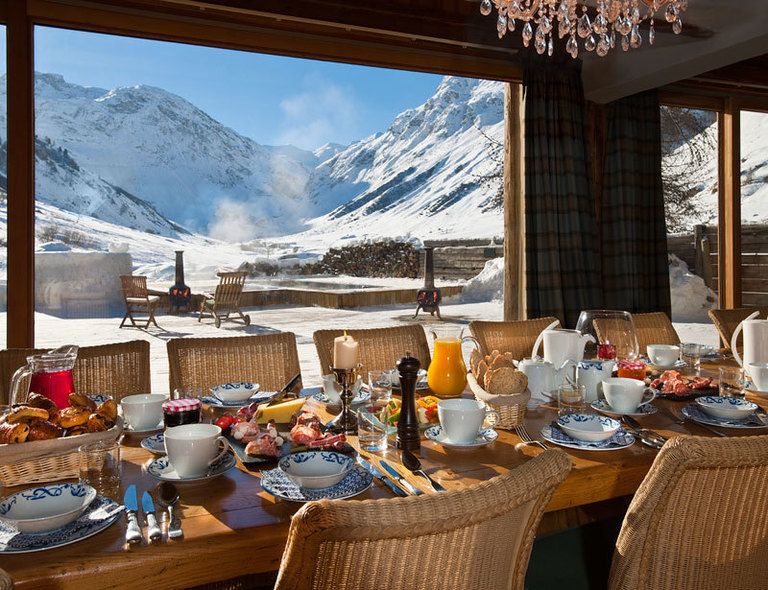 <p>En el precio del alquiler del chalet s<strong>e incluyen todas las comidas</strong>. Su desayuno con vistas a la montaña es un <i>must</i> para coger energía antes de la jornada de esquí.</p>
