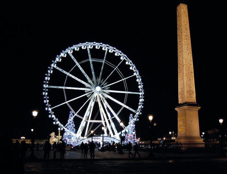 <p>Este año las nuevas iluminaciones navideñas de los Champs Elysées son especialmente espectaculares. Si quieres un sitio de excepción para contemplarlas, súbete a una de las cabinas de la gran noria situada a la entrada del Jardin des Tuileries, en la plaza de la Concorde.</p><p>A 60 metros de altura, gozarás de unas vistas únicas con París a tus pies (la entrada para adultos cuesta 5 euros y la de niños menores de 10 años, 5 euros).</p><p>• Lugar: Place de la Concorde.</p><p>• Fecha: Desde el 18 de noviembre de 2012 al 19 de febrero del 2013, de 10.30 h hasta medianoche.</p>