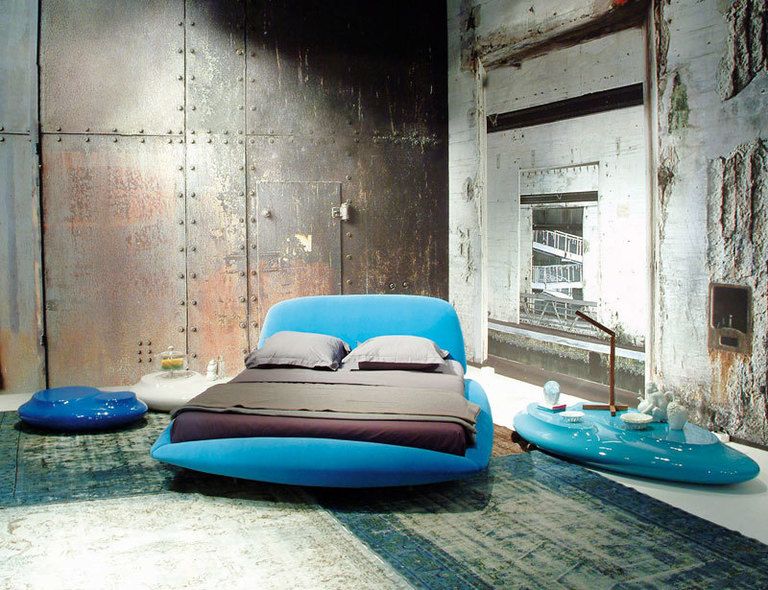 <p>Es la seña de este dormitorio de Roche Bobois, con la cama Calisson, 2.430 €; y las mesas Cute Cut  XXM, desde 930 €/cu.</p>