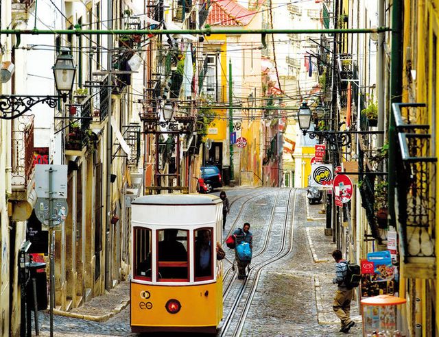 En Lisboa se puede caminar por sus calles peatonales llenas de comercios exquisitos y restaurantes típicos. 