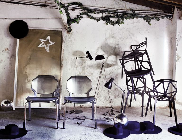 <p><strong>Sillas</strong> apiladas: las de arriba, modelo Master, de Philippe Starck para Kartell, 139 €/cu, en Mosel; las de debajo, Chair One, de Konstantin Grcic para Magis, 290,30 €/cu, en Urbana. <strong>Lámparas:</strong> de mesa, NA-778, editada por Angle Poise, 195 €, en Urbana; de pie, modelo Radon, de Hans Sandgren Jakobsen para Lightyears, 491 €, en Cromo Duro, y de pie P-1126, editada por Aromas del Campo, 226 €, en Urbana. <strong>Sillas </strong>plateadas francesas, años 70, 48 €/cu, en Arbe. En la pared, <strong>espejo vintage </strong>de un mercadillo de antigüedades. En el suelo, sombreros, 25,95 €/cu, en Zara Home, y bolas cromadas, en Los Peñotes.</p>