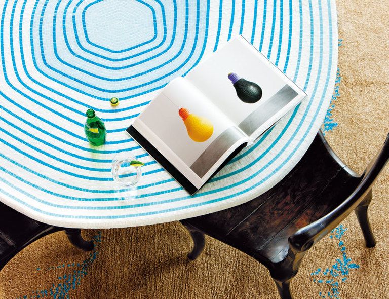 <p>Detalle de la mesa de Pierre Charpin y Alessandro Mendini, adquirida en Art Basel.</p>