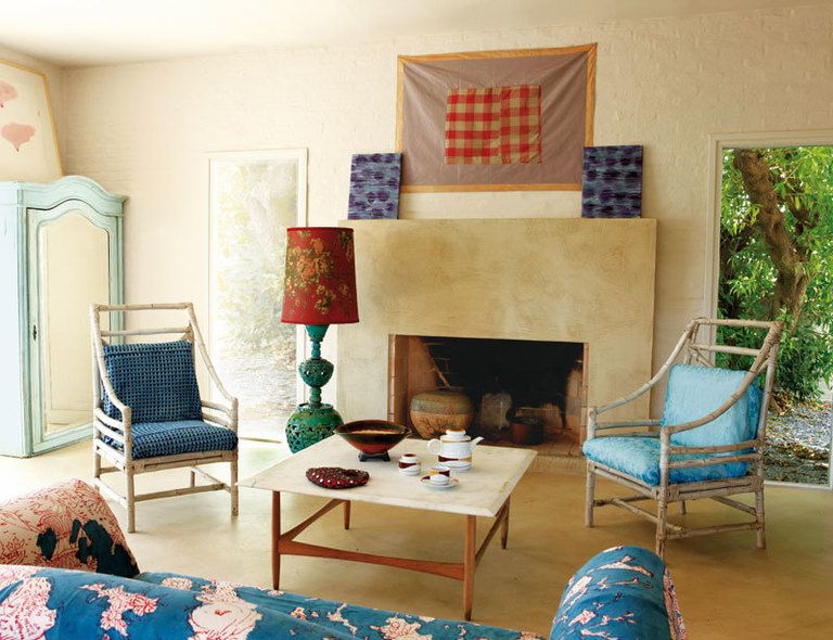 <p>El living de la casa, en la planta baja y conectado al patio con zona de estar. Sobre la chimenea, un tapiz de Isabelle Ducrot.</p>