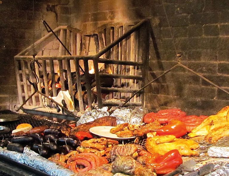 <p>El olor de las brasas y el humo inundan los 14 locales del histórico Mercado del Puerto, que rebosan de raciones de chivito, matambres, chotos o pamplonas rellenas, especialidades a base de carne que conforman la cocina típica del país. Muchos turistas tienen la suerte de disfrutar del baile y los sones del candombe afro-uruguayo con grupos que entretienen durante las horas de almuerzos y cenas.&nbsp; </p><p><strong>• Lugar: <a href="http://www.mercadodelpuerto.com.uy" target="_blank">Mercado del Puerto</a> (Piedras, s/n).</strong></p><p><strong>• Fecha: Todos los días.</strong></p>