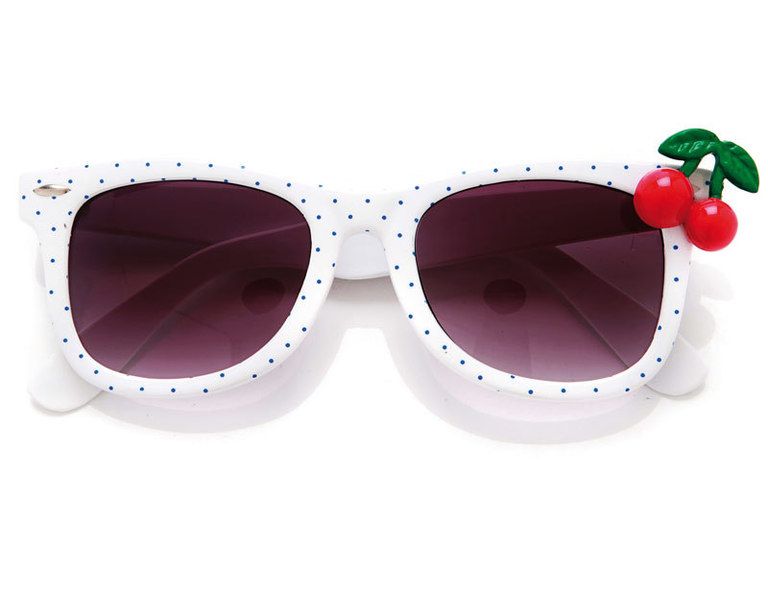 <p>Gafas de sol en pasta blanca con lunares y cerezas (11,95 €) de <a href="http://www.claires.es/" target="_blank"><strong>Claire's</strong></a>. Para protegerte del sol con mucho estilo.</p>
