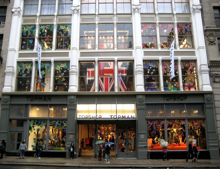 <p>Es nuestra tienda favorita para perdernos dentro y salir cargadas de bolsas. <a href="http://www.topshop.com" target="_blank"><strong>Topshop</strong></a>, y en concreto el de Oxford Street, es el lugar donde estarías horas si vivieses en Londres.</p>