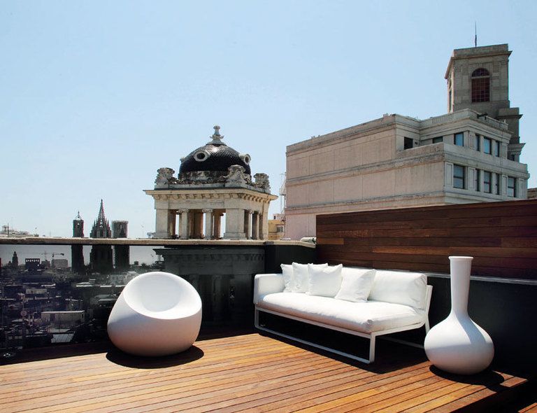 <p>La terraza del Pau promete sumarse al panorama <i>cool</i> de Barcelona. Este hotel, recién inaugurado, es el segundo que la cadena Room Mate abre en la ciudad condal.&nbsp; Moderno, de diseño y en pleno centro de la ciudad, está a sólo 50 m de la plaza de Cataluña y muy próximo a lugares de interés como La Rambla, el barrio Gótico y numerosas tiendas y restaurantes. Cada una de sus 66 habitaciones, divididas en cinco categorías (desde 125 euros), están preparadas para las nuevas tecnologías: wifi gratuito, escritorios para conectar el portátil a la TV de 37’’…&nbsp; Room Mate Pau se sitúa en un edificio totalmente reformado en 2012, aunque conserva su fachada protegida. La arquitecta e interiorista Teresa Sapey es la autora de la original decoración, muy actual y llena de color que caracteriza a este establecimiento. La filosofía de estos hoteles es crear espacios que no dejen indiferente e inviten a quedarse en ellos. Así, uno de los fuertes del nuevo establecimiento es la terraza al aire libre del bar-cafetería (en la foto, un detalle decorativo) que da a un patio interior de la manzana y que resulta ideal, por ejemplo, para organizar eventos. <strong>Room Mate Pau.</strong> Fontanella, 7. Barcelona. Tél. 900 81 83 20.&nbsp;<a href="http://www.room-matehotels.com/" target="_blank">www.room-matehotels.com</a>.</p>