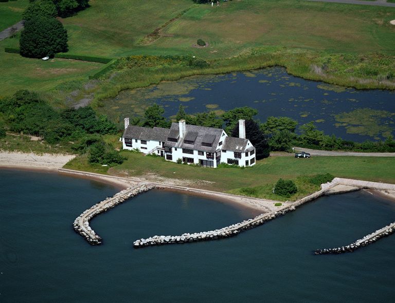 <p>La mansión está situada en Old Saybrook, Connecticut, en un precioso y tranquilo entorno natural.</p>