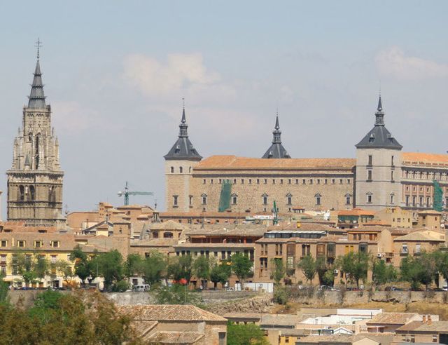 La capital de Castilla-La Mancha está bañada por el Tajo.