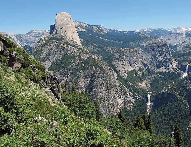 <p>En el parque natural de Yosemite (California) encontrarás, no sólo una de las cataratas más altas de mundo, con tres niveles distintos. Otras forman parte de su atractivo, como la Horse tail, que en febrero parece teñirse de color naranja durante la puesta de sol. O el Velo de la novia, rodeada de leyendas ancestrales. Y eso por no hablar de secuoyas gigantes, osos negros, ríos cristalinos, más de 1.300 km de senderos marcados, escalada, rafting... que puedes practicar aquí. Yurok organiza un viaje de 14 días por éste y otros parques nacionales de la costa oeste, en julio y agosto. <a href="http://www.yurok.es" target="_blank">www.yurok.es</a>. &nbsp;</p>