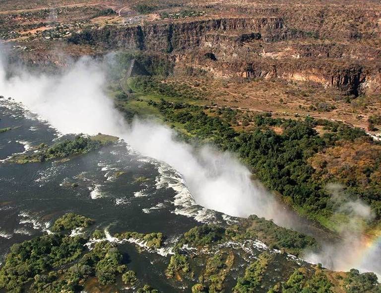 <p>El explorador escocés, David Livingstone, bautizó al salto del río Zambeze, en la frontera de Zambia y Zimbabue con el nombre de la reina Victoria. El peculiar abismo por el que cae la enorme cortina de agua de las cataratas lo han convertido en uno de los espectáculos naturales más espléndidos, declarados Patrimonio de la Humanidad. <a href="http://www.zambiatourism.com" target="_blank">www.zambiatourism.com</a>.</p>