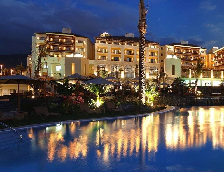 <p>Es uno de los 100 mejores hoteles del mundo, según la red de usuarios de la agencia de viajes Tui. Está localizado entre las playas tinerfeñas del Duque y La Caleta, espacios que verás desde sus dobles con jardín o solarium (a partir de 233 euros con desayuno bufé). Tiene piscinas y spa. Tel. 902 45 45 85.</p>