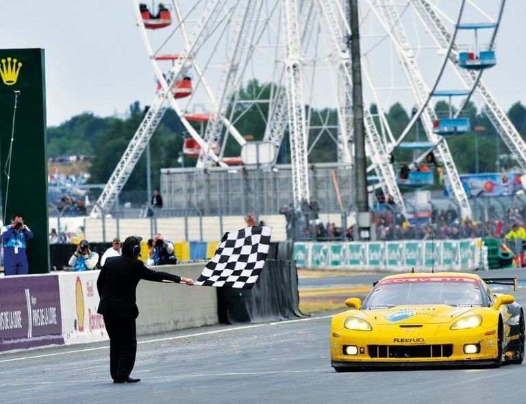 <p>Escuchar el nombre de Le Mans es sentir el ruido de los motores de su famosísimo Grand Prix, que certifica 135 años de historia del automóvil. Los aledaños del trazado se convierten en un auténtico poblado donde peregrinan cada año 250.000 almas para ver en vivo una carrera que es retransmitida por 2.500 periodistas de todo el mundo. El 15 de junio la ciudad se paralizará para ver la 18ª edición del Gran Desfile de Pilotos (<a href="http://www.grande-parade-des-pilotes.com/" target="_blank">www.grande-parade-des-pilotes.com</a>), que permite fotografiar y observar de cerca los coches participantes en la carrera, así como modelos supercars y eléctricos. </p><p><strong>Lugar: Circuito de La Sarthe (<a href="http://www.lemans.org/" target="_blank">www.lemans.org</a>).</strong> </p><p><strong>Fecha: 16 y 17 de junio.</strong></p>