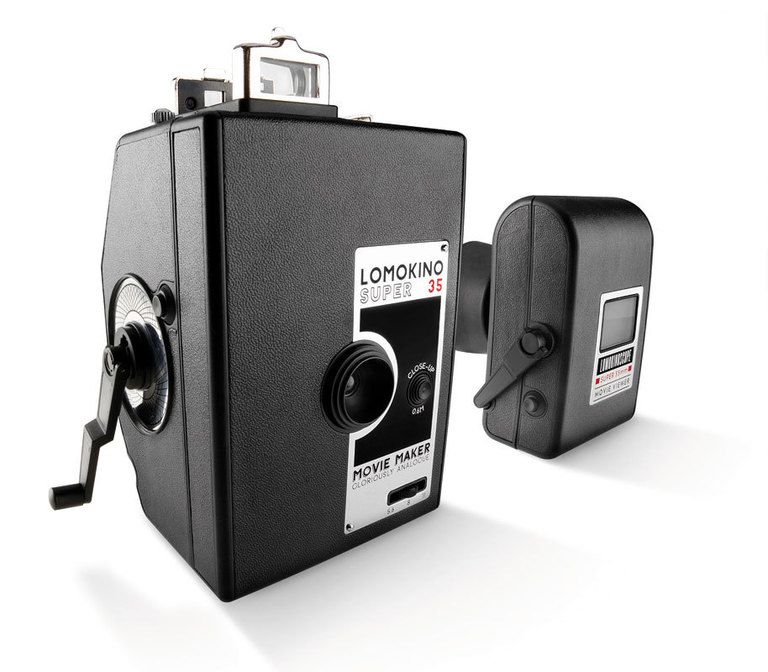 <p>Kit 'LomoKino Super 35', cámara de cine que permite rodar películas de 144 fotogramas en carretes de 35 mm, y 'LomoKinoScope', para visionarlas (89 €) de <strong>Lomography</strong>.</p>