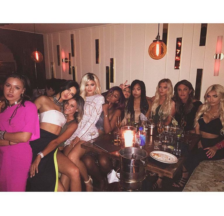 <p>Como buena celebrity,&nbsp;Kylie ha tenido más de una fiesta de cumpleaños. En esta ocasión reunía a sus hermanas, sus padres Kris Jenner y Caitlyn Jenner junto a más amigos en una fiesta previa.&nbsp;</p>