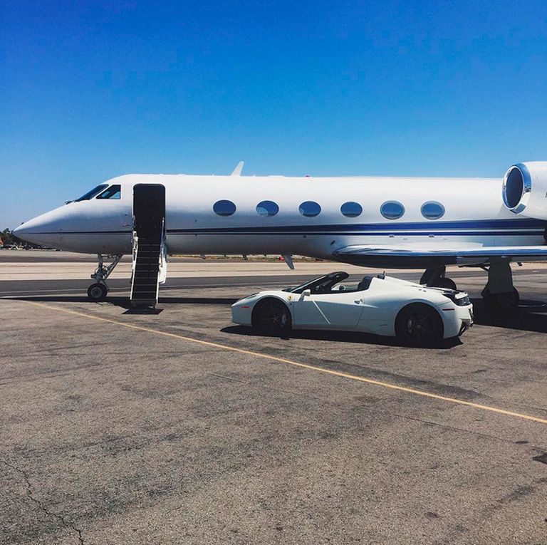 <p>Habrá tenido muchos más, pero sin duda el regalo más especial ha sido este Ferrari blanco de 320.000 dólares que le dio su novio, el rapero Tyga.</p>