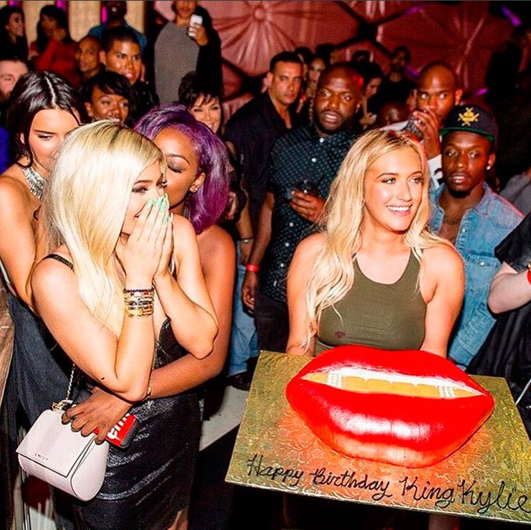 <p>Kylie ha colgado esta foto de su fiesta de cumpleaños. En ella se puede ver la tarta personalizada en forma de labios que le prepararon.&nbsp;</p>