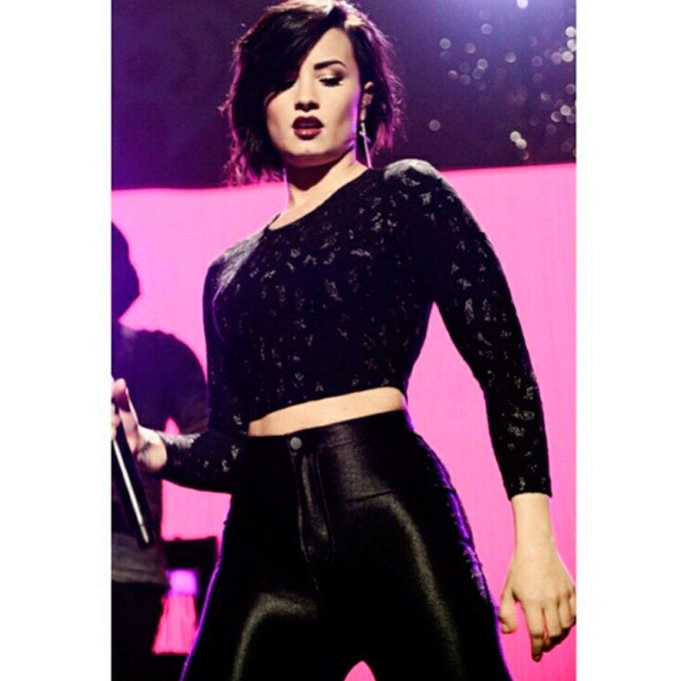 <p>La cantante y actriz <strong>Demi Lovato</strong> (<a href="https://www.instagram.com/ddlovato/" target="_blank">@Ddlovato</a>) quiso hacer público, en un intento de reírse de sí misma, el desatino al sacar esta foto. Dice algo así como &quot;alguien ha tocado con Photoshop esta imagen. Una de mis piernas es mucho más delgada que la otra, y mi dedo pulgar parece el dedo de mi pie&quot;). Su sentido del humor se saldó con 721.000<i> likes.</i></p>