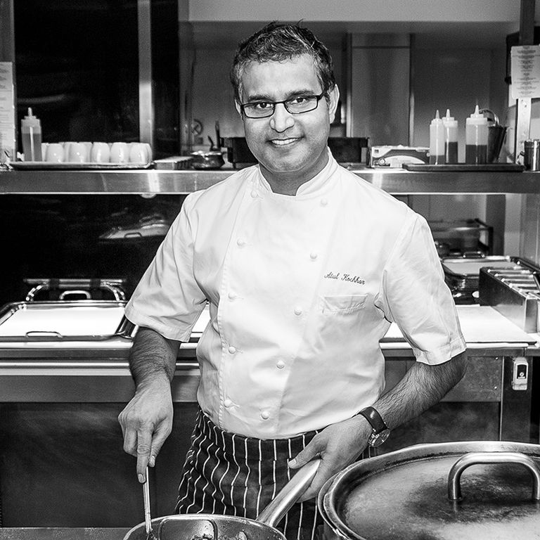 <p>El pasado mes de agosto, abrió en Madrid <a href="https://twitter.com/benaresmadrid" target="_blank">Benares</a>, el nuevo restaurante indio del internacionalmente conocido chef,<strong> Atul Kochhar</strong> (primer chef indio en recibir una estrella Michelin). Se trata del 'spin-off' del restaurante <strong>Benares Londres de Mayfair</strong>, espacio que Kochhar regenta en la capital británica con incesante éxito.</p><p>Con otros espacios en Gran Bretaña, India y Dubai, le toca el turno ahora a España como apuesta para dar a conocer su comida en el sur de Europa. Un total de 375 metros cuadrados acogen un total de 80 comensales, contará con un showcooking, mesa privada del chef, bar y zona abierta al exterior. Según <strong>Atul Kochhar</strong>, la clave es utilizar productos locales de alta calidad con las técnicas de cocina de la India.</p>