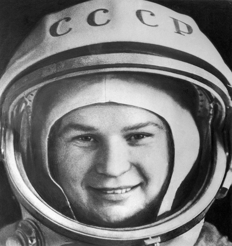 <p><strong>Cosmonauta</strong></p><p>&nbsp;</p><p>&quot;De niña soñaba con viajar a las estrellas. Habría ido volando en una escoba si hubiera sido necesario&quot;. Y logró su sueño. El 16 de junio de 1963, la cosmonauta rusa Valentina Tereshkova fue la primera mujer en viajar al espacio. Tras trabajar en una fábrica textil, su tesón hizo que por las noches estudiara para poder acceder a la escuela de cosmonautas. Su esfuerzo le valió la pena. Ha dado la vuelta a la Tierra 49 veces y ha recibido muchas medallas y títulos, entre ellos, como el honorífico de héroe de la Unión Soviética. Hoy, un cráter lunar y un pequeño planeta, llevan su nombre.</p>