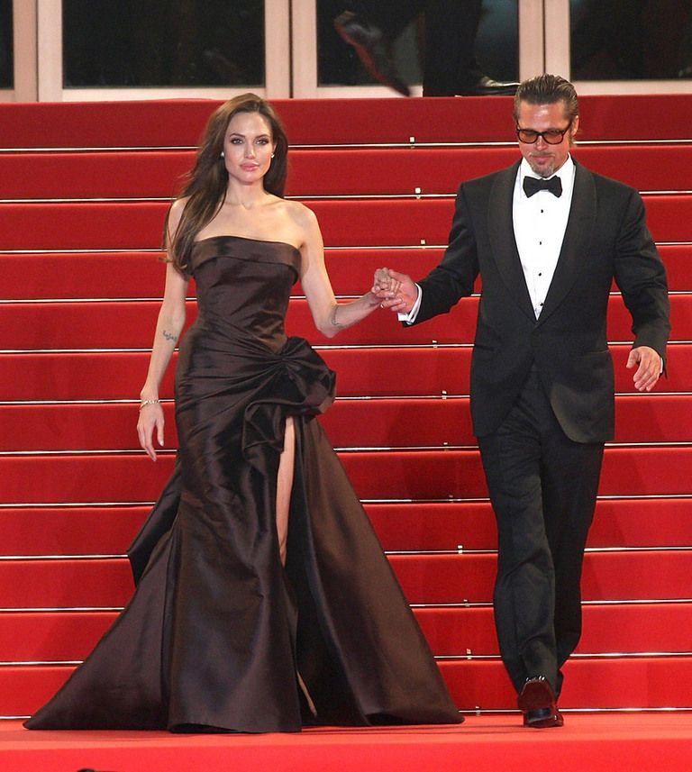<p>De la mano de Brad Pitt, Angelina Jolie hizo una entrada espectacular en 2011 vestida de Atelier Versace.</p>
