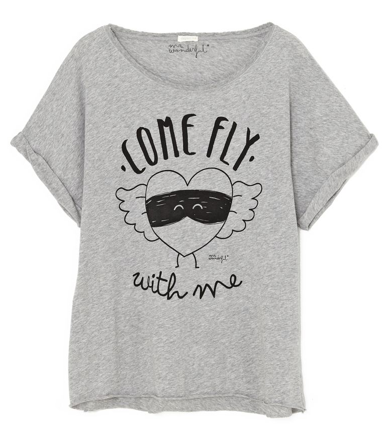 <p>Deja volar tu imaginación y tu amor con esta camiseta gris de manga corta y cuello redondo con lema 'Come fly with me' (15,99 €).</p>
