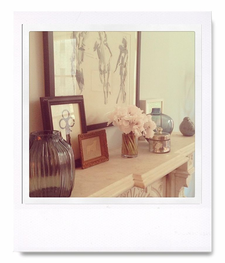 <p>Sobre la encimera de una chimenea jarrones con flores, velas, cuadros con dibujos abstractos... Todo en tonos muy 'soft', consiguiendo una armonía ambiental muy en consonancia de la top más dulce, <strong>Miranda Kerr</strong> (<a href="http://instagram.com/mirandakerr" target="_blank">@mirandakerr</a>).</p>