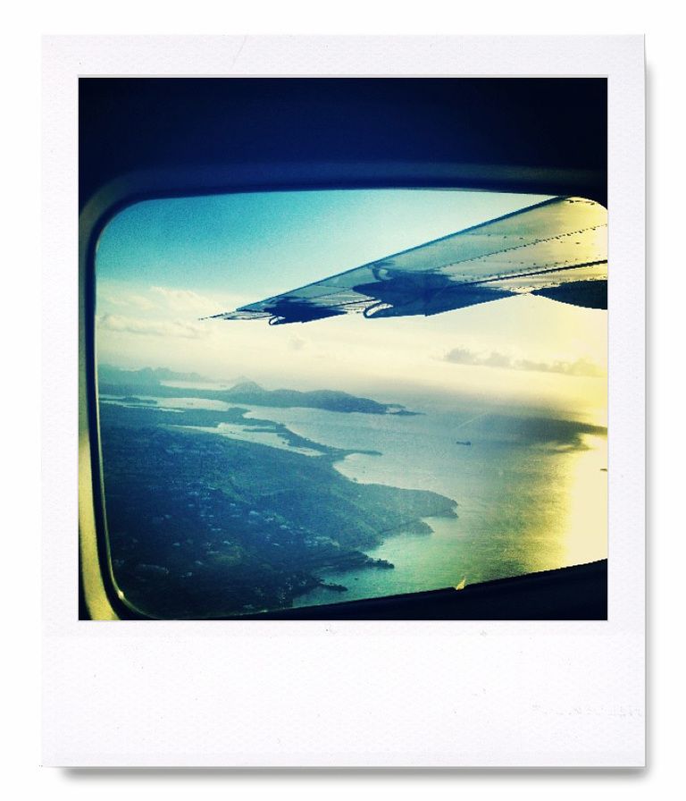 <p>Si viajas en avión, la tradición manda: foto desde la ventanilla en pleno vuelo. Eso sí, el auge de las 'low cost' ha hecho que este hábito te pueda salir caro... algunas ya cobran un plus por sentarte junto a la ventana (foto: <a href="http://instagram.com/karliekloss?modal=true" target="_blank">@karliekloss</a>)</p>