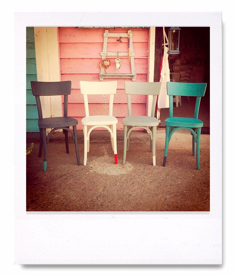 <p>Los muebles de madera son unos de los objetos más explotados por el fenómeno 'chalk paint' y desde la tienda de restauración, decoración e interiorismo&nbsp;<a href="http://www.theoldkitchenshop.blogspot.com.es/" target="_blank">The Old Kitchen</a>&nbsp;hacen buen uso de ello.</p><p>Una de las mejores muestras son estas cuatro sillas de colegio customizadas con la pintura, en clave bicolor y resaltando las patas de cada silla. Sencillo y genial, ¿verdad? ¡Ponte manos a la obra con la tuya!</p>