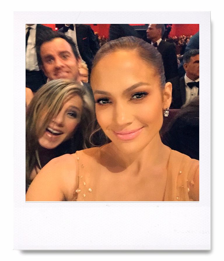 <p>Jennifer Lopez y Jennifer Aniston de lo más sonrientes en el patio de butacas.</p>